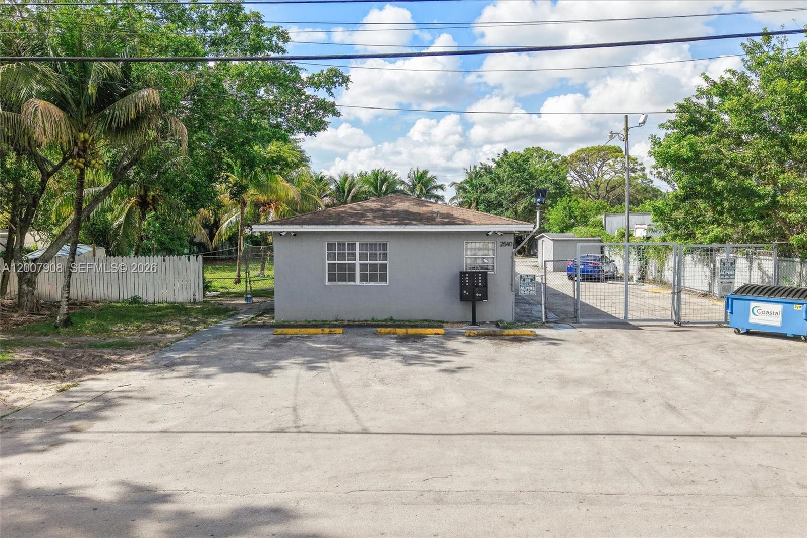 Main image without alt text