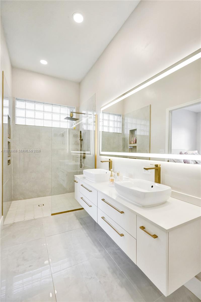 HOLIDAY SPRINGS EAST - Residential