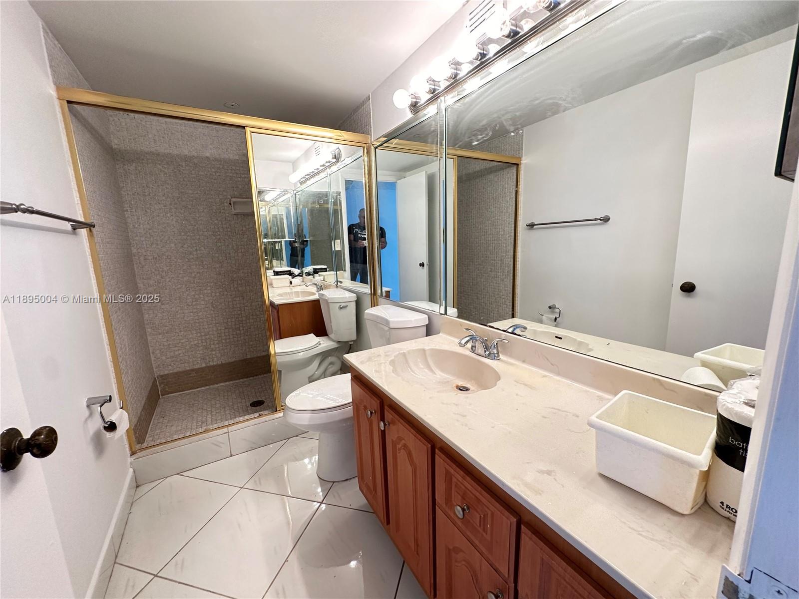 HALLMARK OF HOLLYWOOD CON - Residential Lease