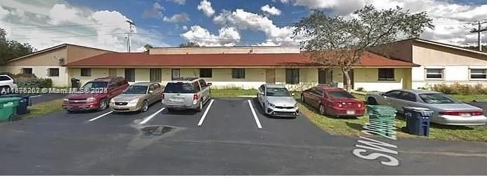 Unbeatable price in Miami for a 3/2, the house has a tenant who pays 2,400$ a month - Montlhy to montlhy , don't miss this opportunity, contact agent
