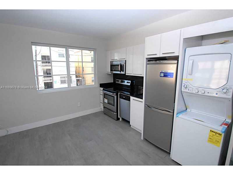 Completely and nicely remodeled one bedroom apartment, modern style, washer and dryer in the unit, SS appliances, central AC, impact windows.  Quiet and cozy Art Deco building, just few blocks from the Ocean and Lincoln Rd. Available from NOW!