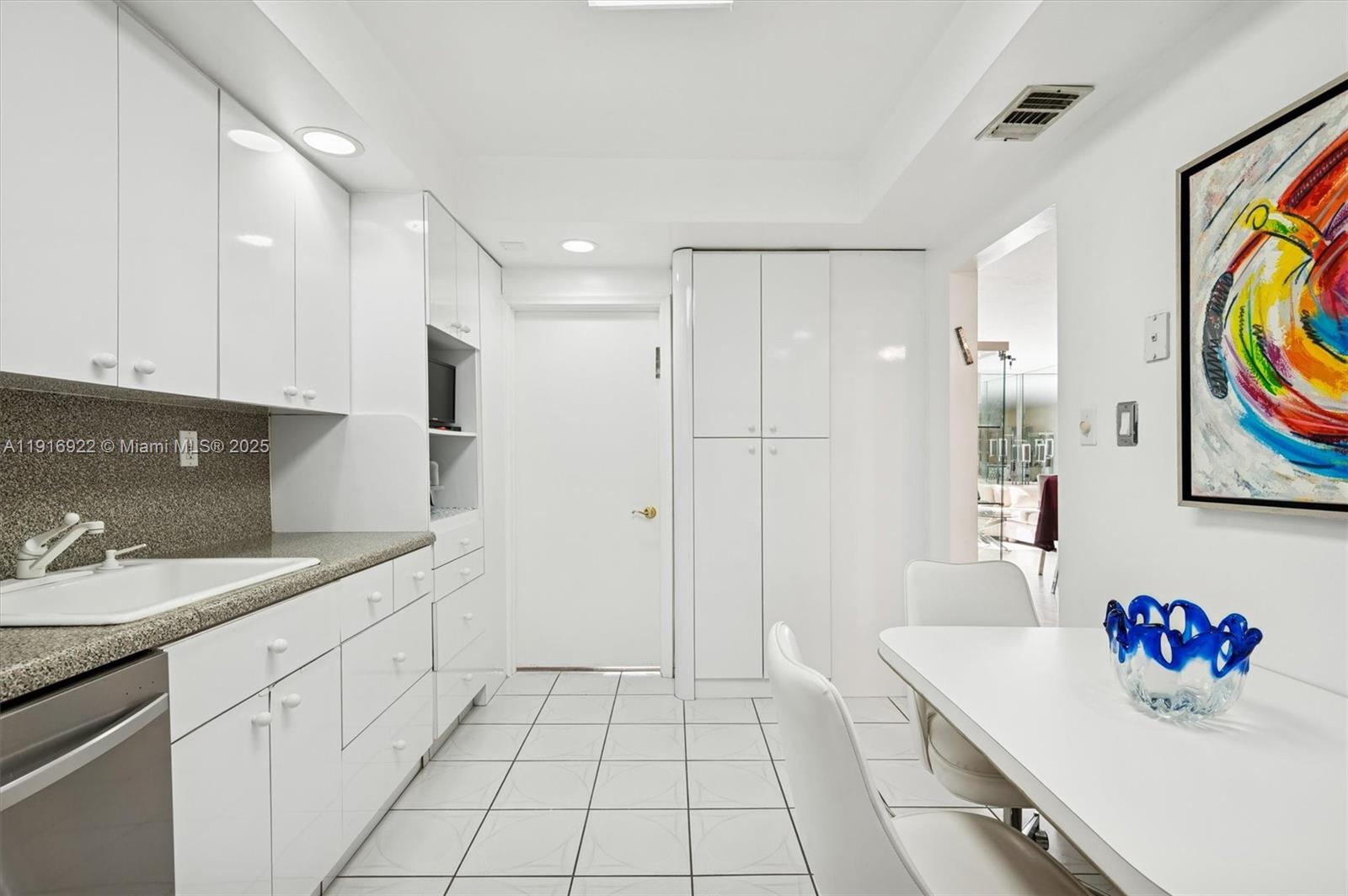 0HE CARRIAGE CLUB SOUTH C - Residential