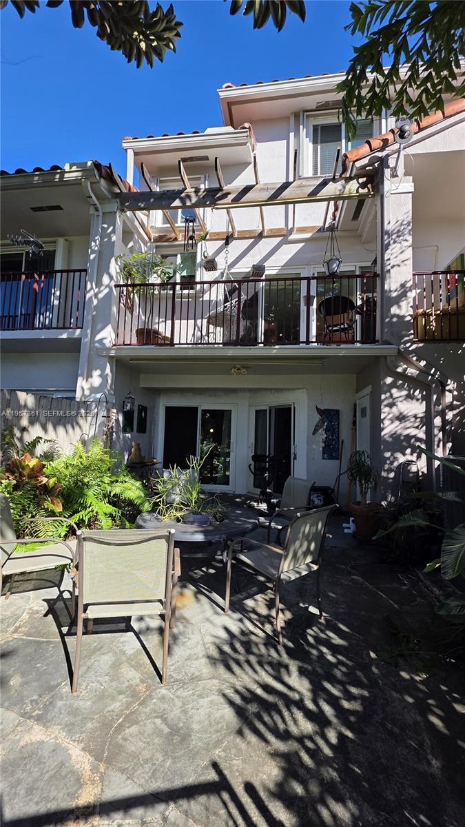 VILLAS AT THE HAMMOCKS CO - Residential