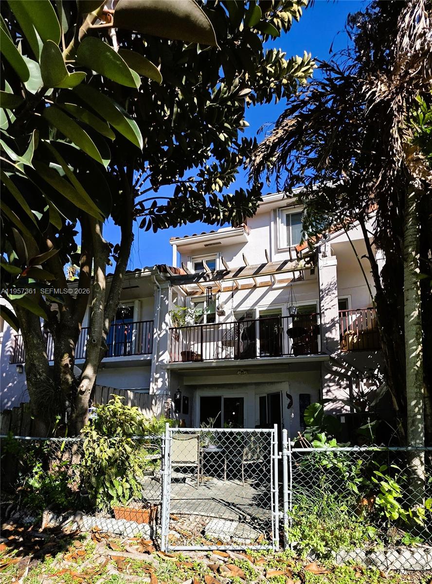 VILLAS AT THE HAMMOCKS CO - Residential