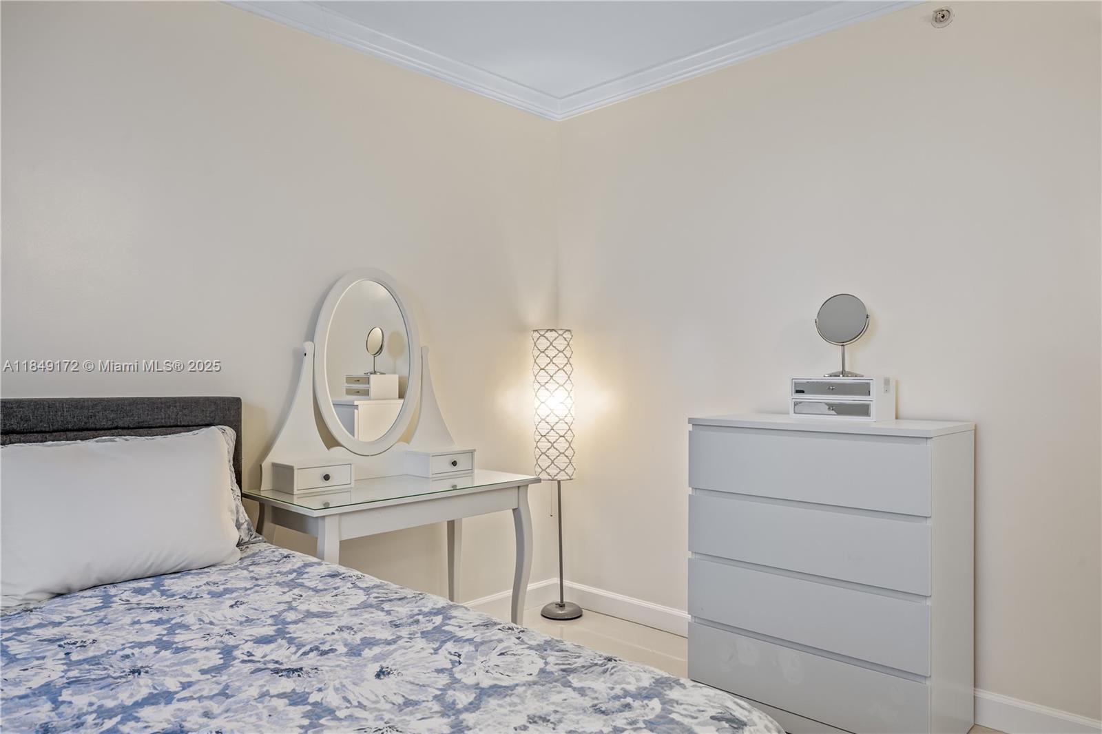 RESIDENCES ON HOLLYWOOD B - Residential Lease