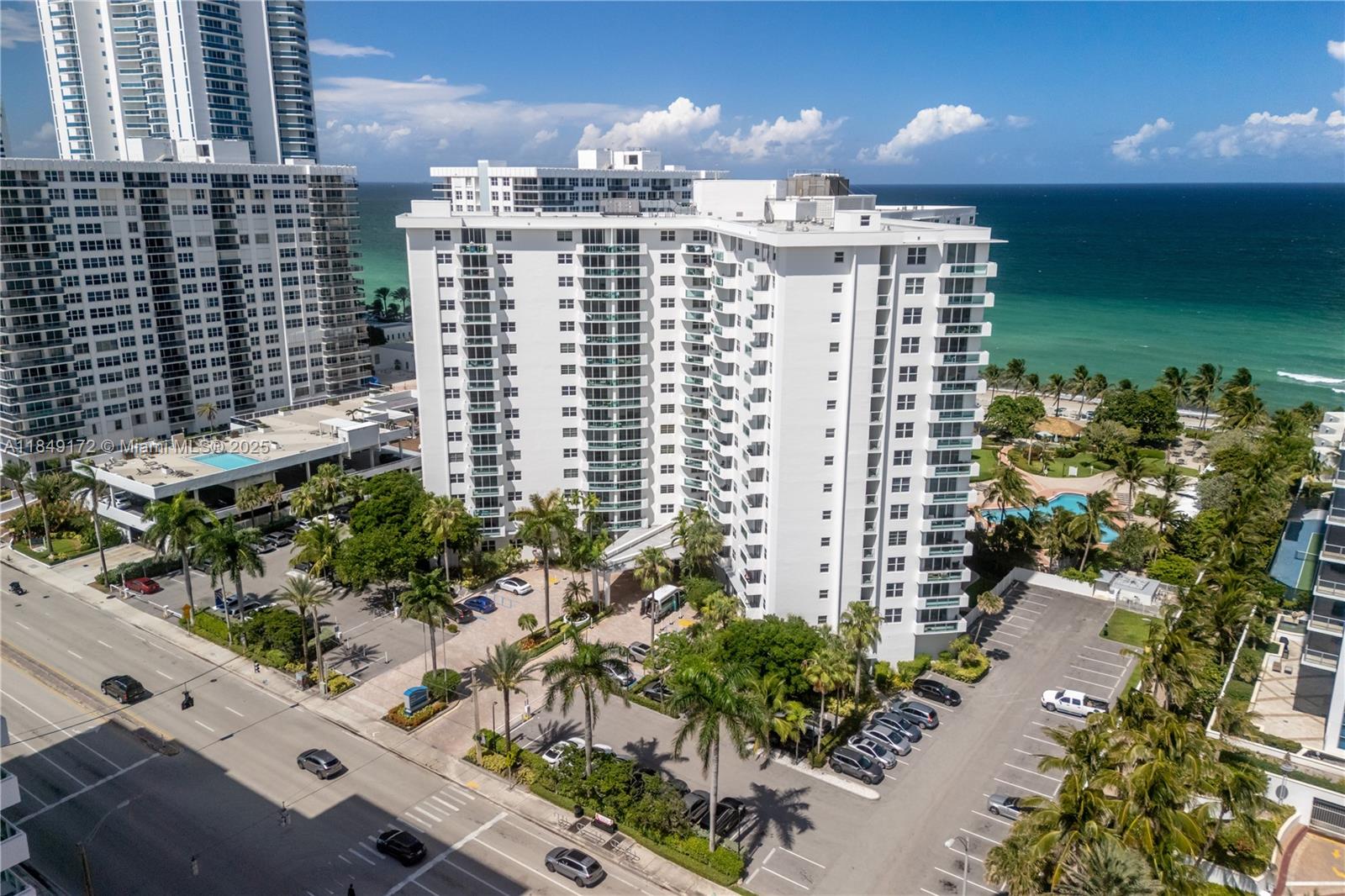 RESIDENCES ON HOLLYWOOD B - Residential Lease