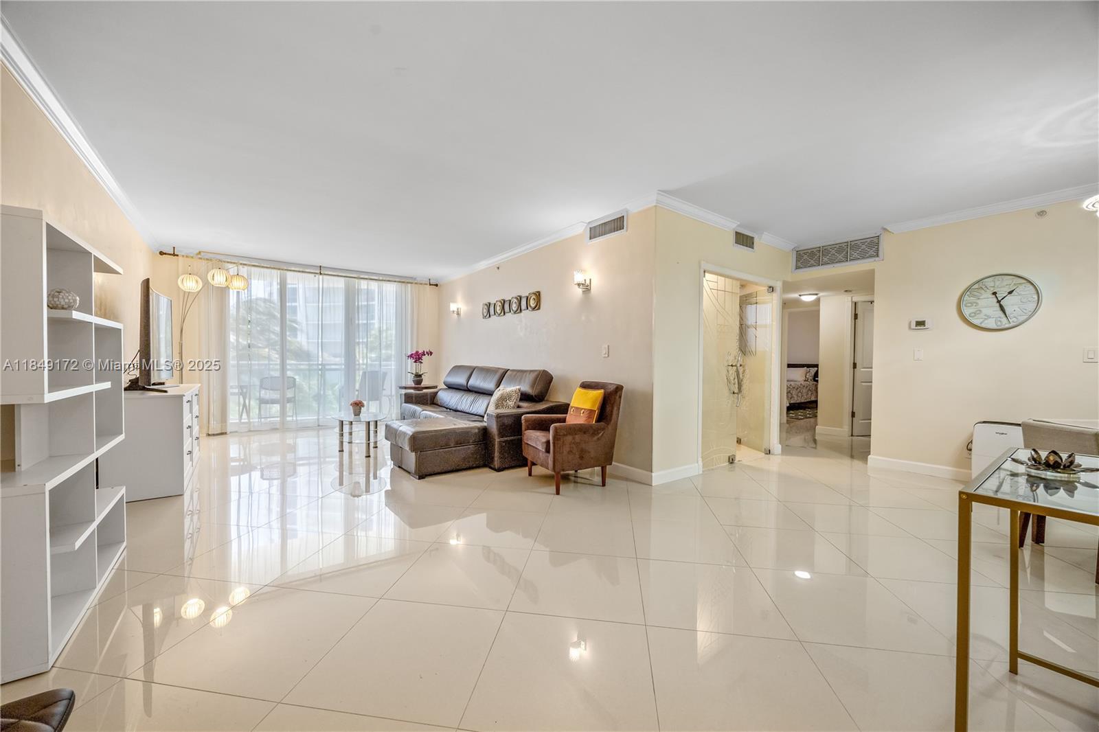 RESIDENCES ON HOLLYWOOD B - Residential Lease