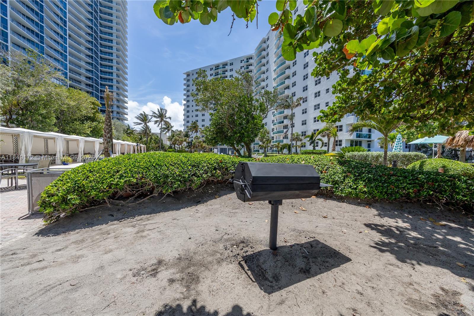 RESIDENCES ON HOLLYWOOD B - Residential Lease