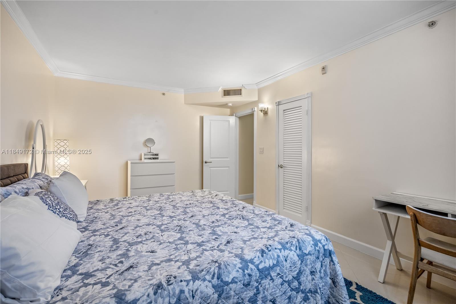 RESIDENCES ON HOLLYWOOD B - Residential Lease