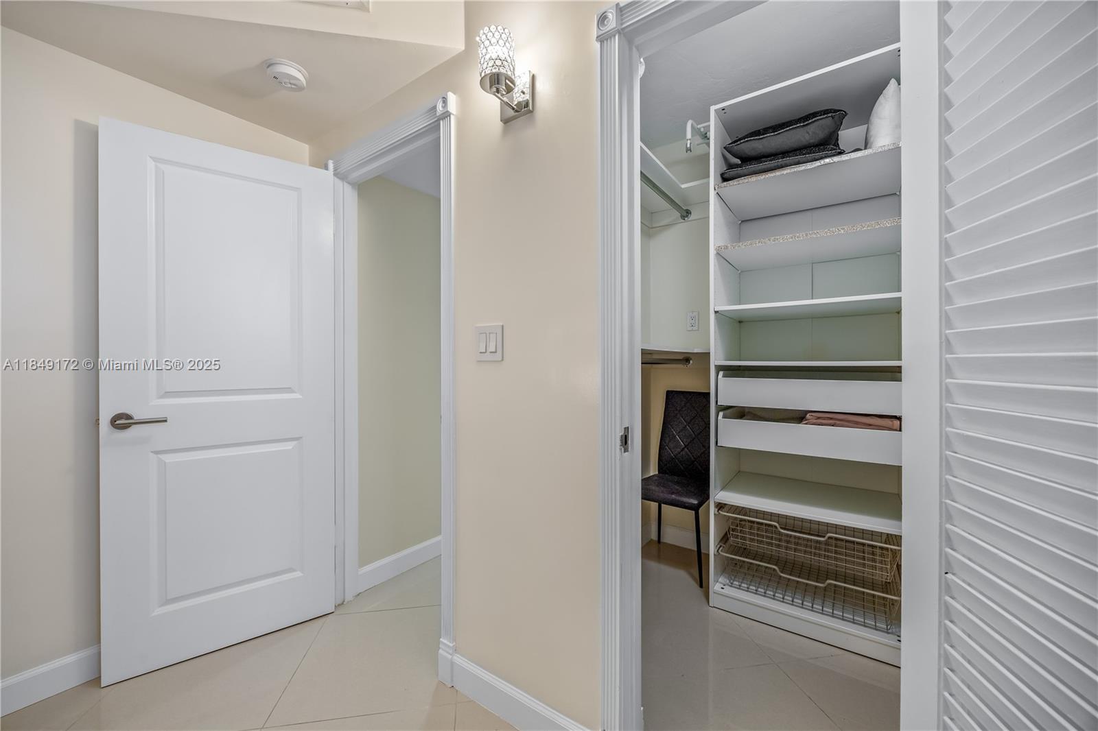 RESIDENCES ON HOLLYWOOD B - Residential Lease