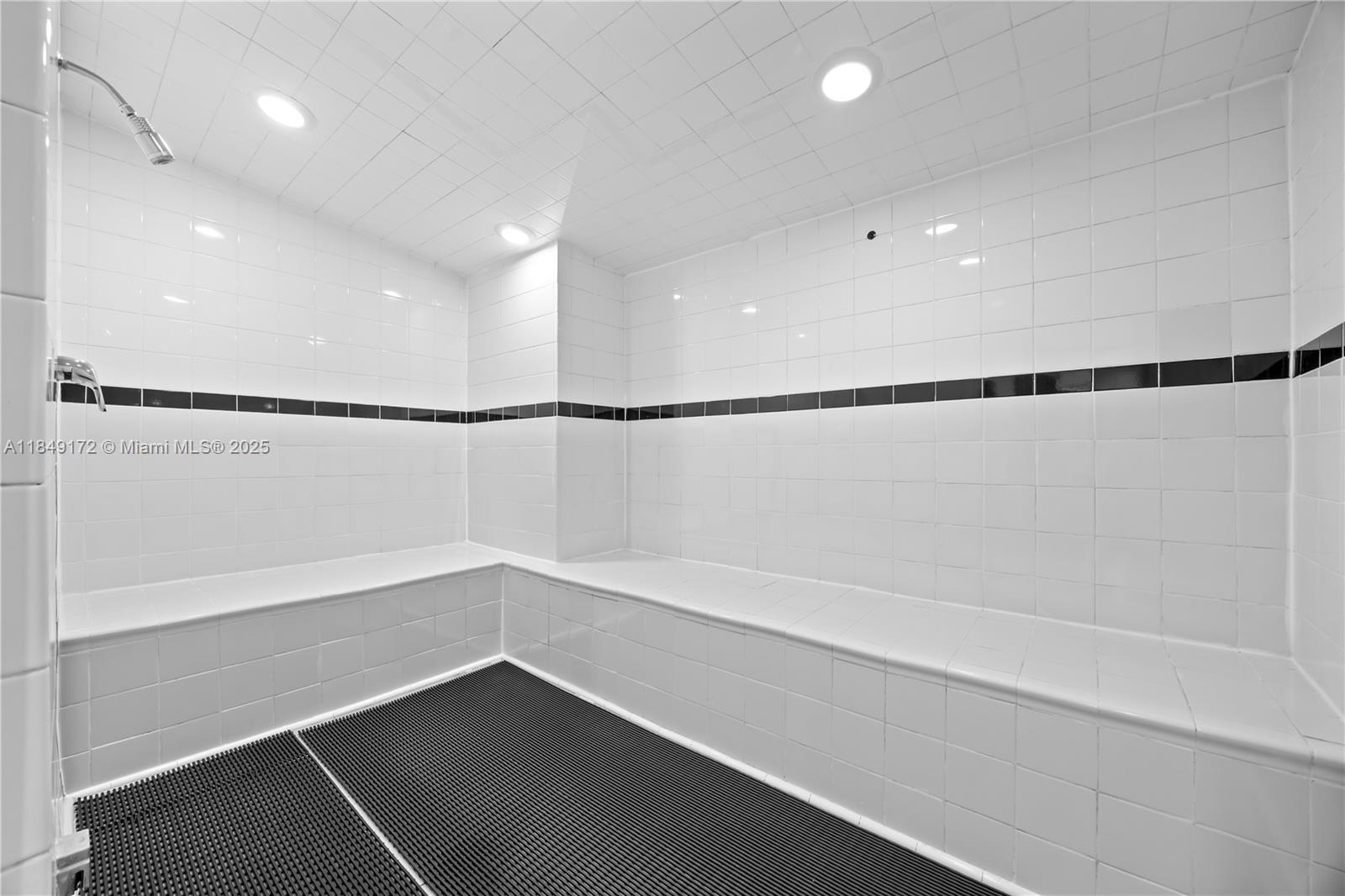 RESIDENCES ON HOLLYWOOD B - Residential Lease