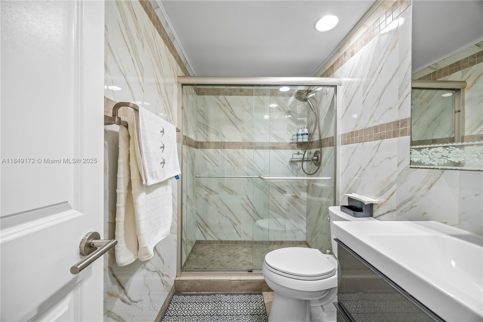 RESIDENCES ON HOLLYWOOD B - Residential Lease