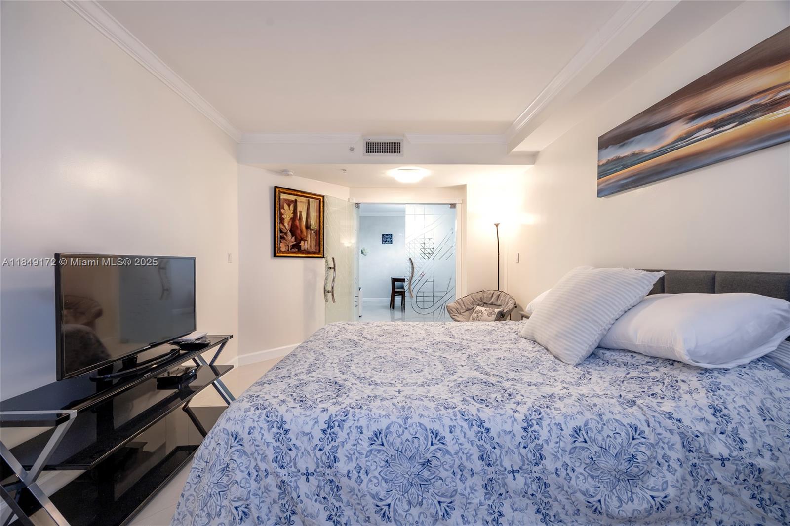 RESIDENCES ON HOLLYWOOD B - Residential Lease