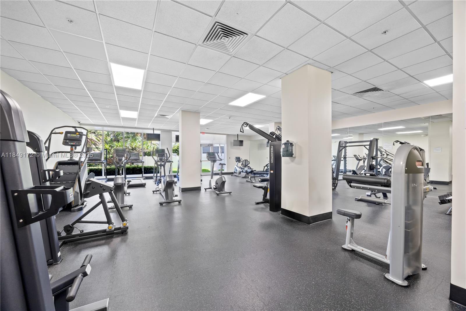 RESIDENCES ON HOLLYWOOD B - Residential Lease