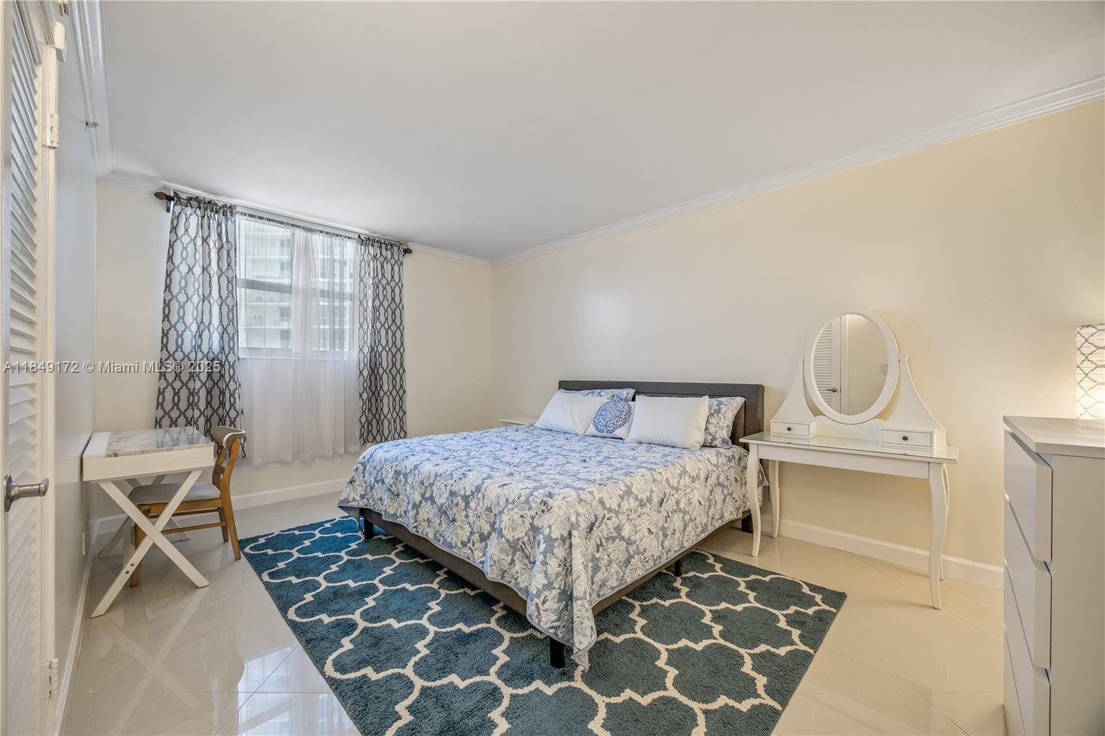 RESIDENCES ON HOLLYWOOD B - Residential Lease