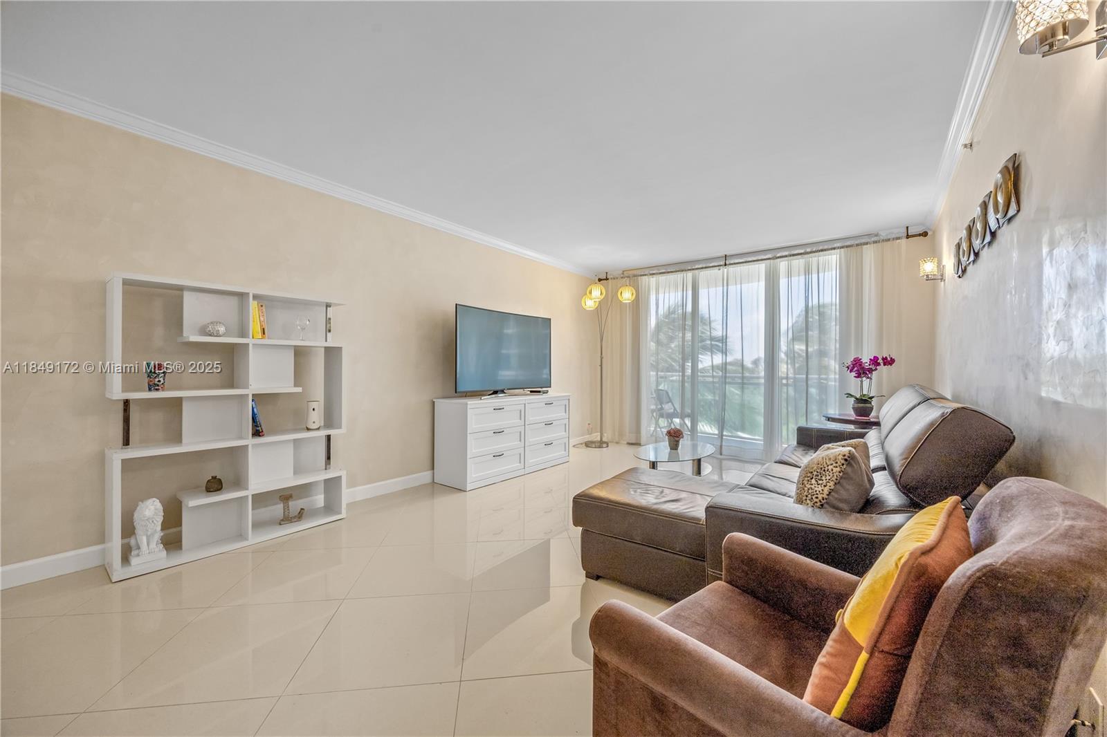 RESIDENCES ON HOLLYWOOD B - Residential Lease