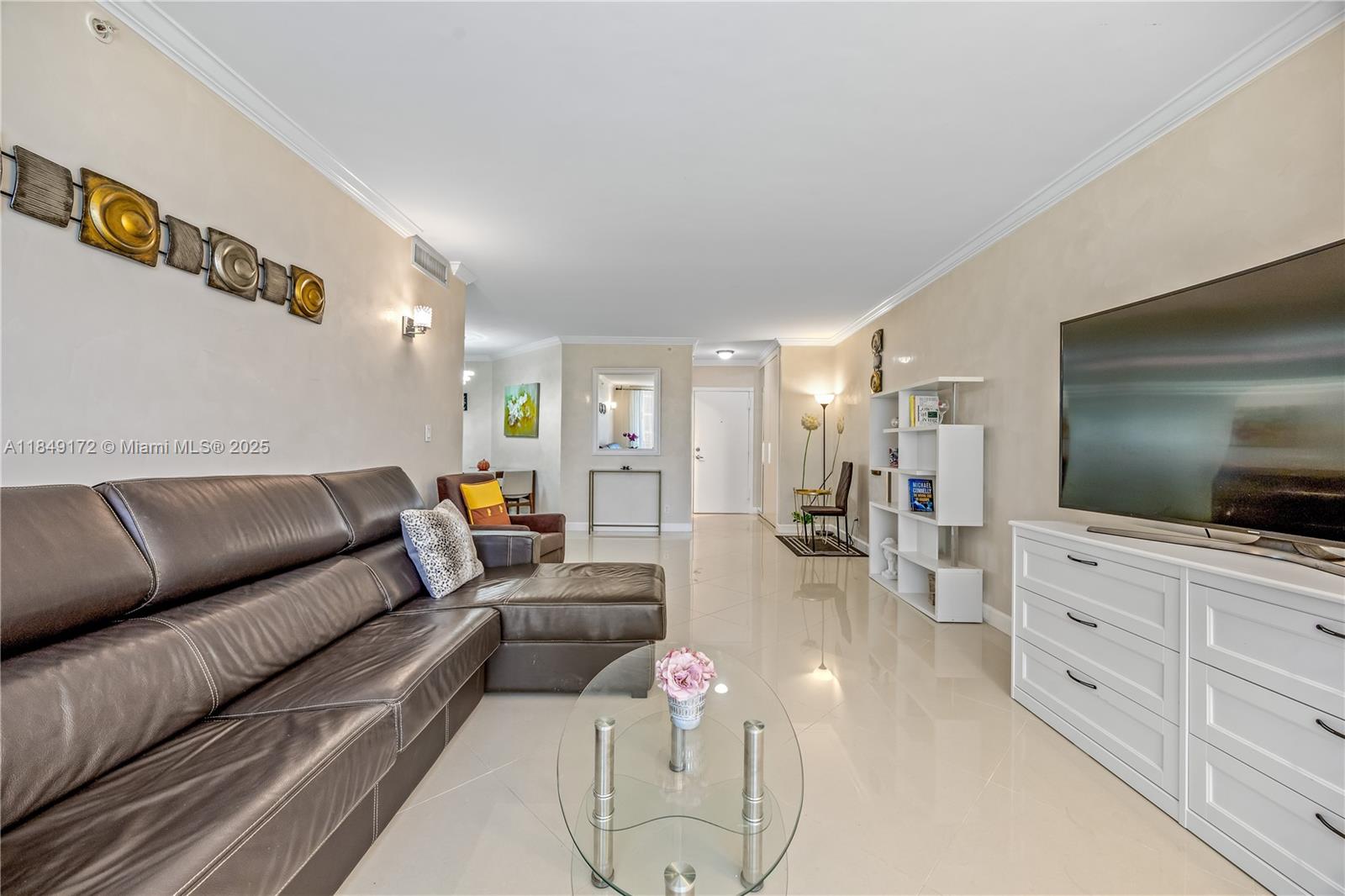 RESIDENCES ON HOLLYWOOD B - Residential Lease