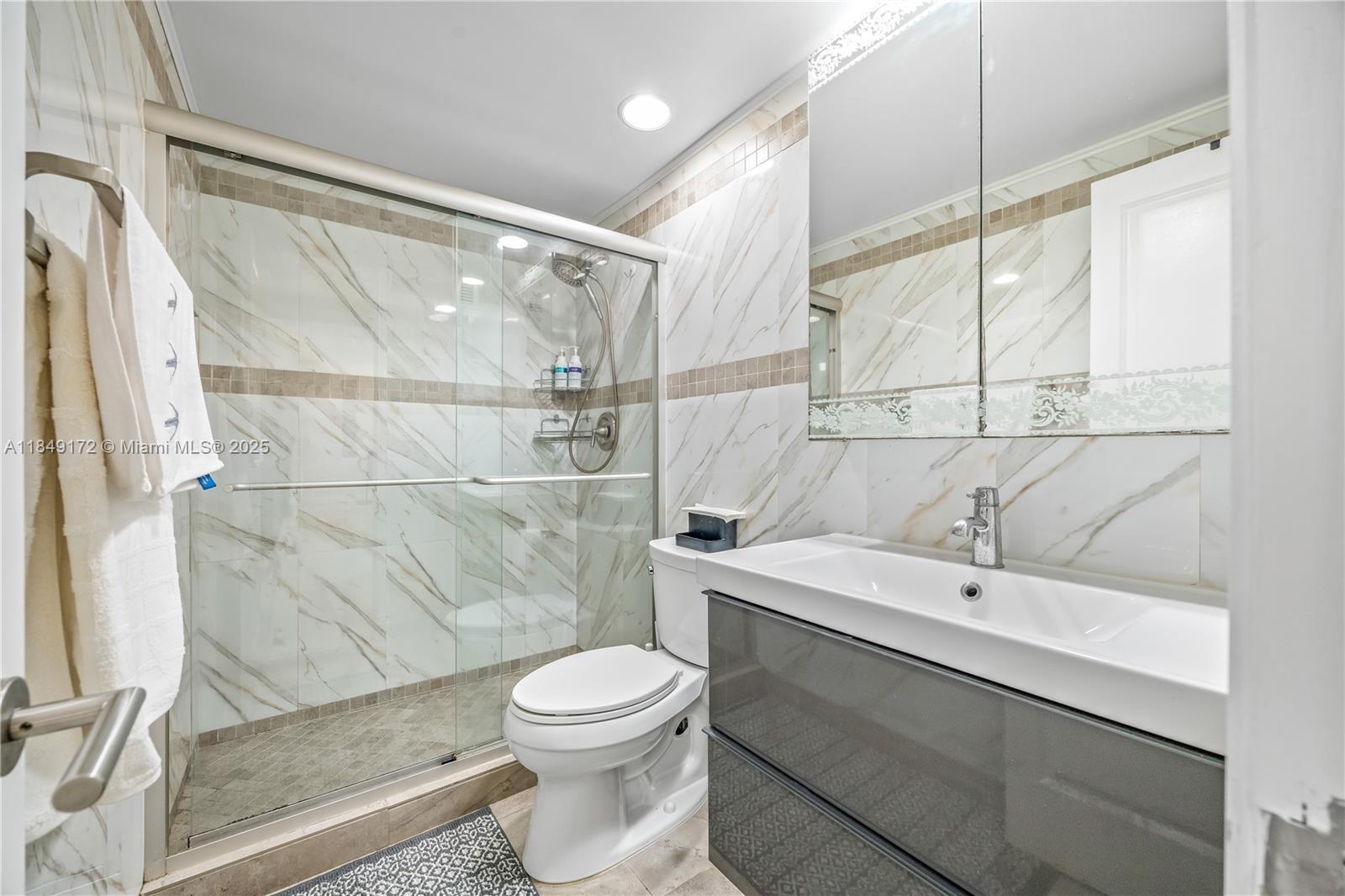 RESIDENCES ON HOLLYWOOD B - Residential Lease