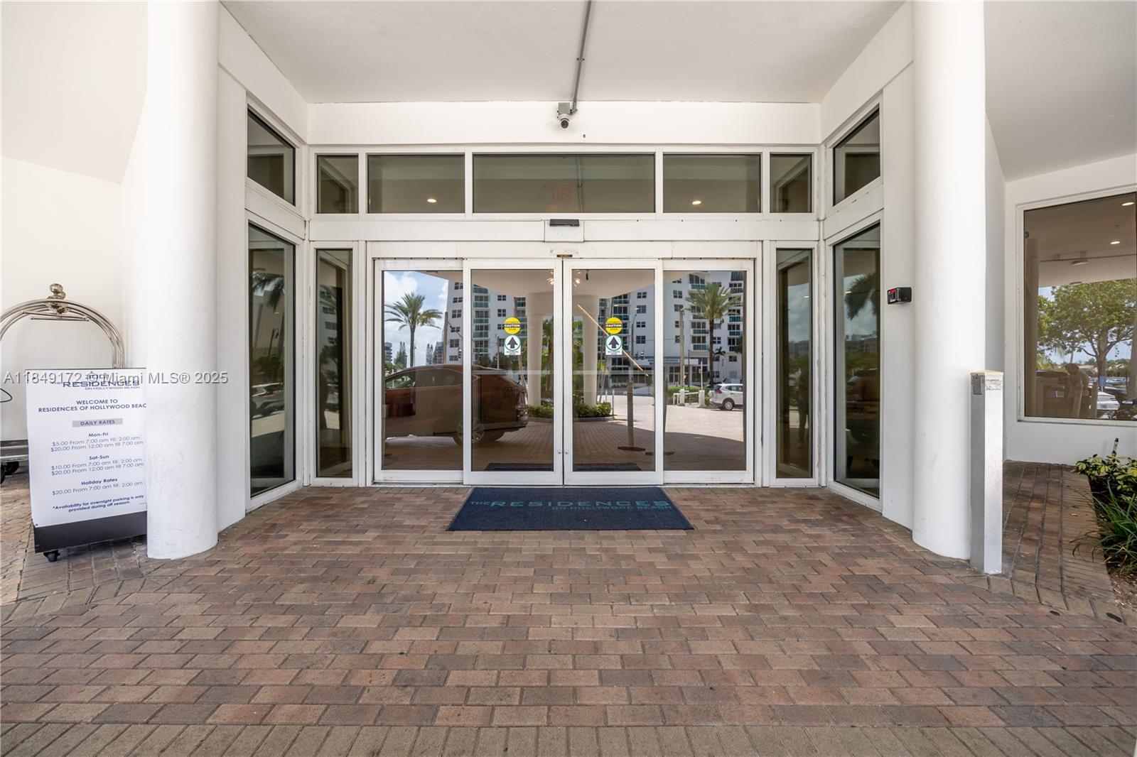 RESIDENCES ON HOLLYWOOD B - Residential Lease