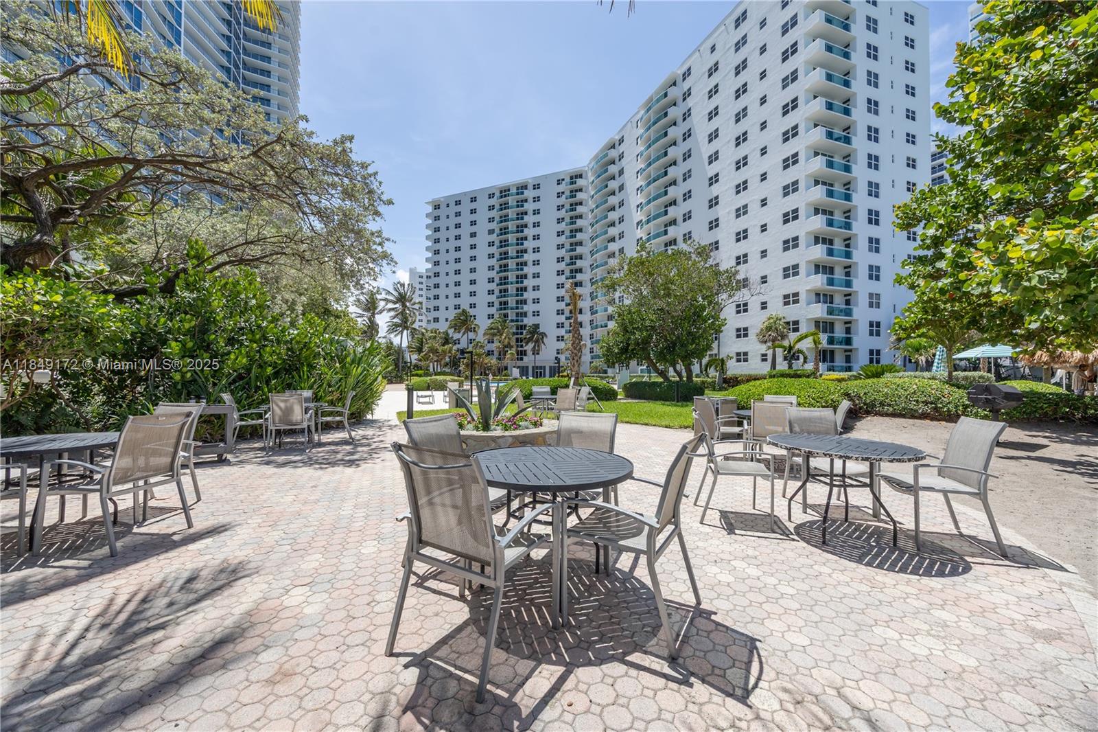 RESIDENCES ON HOLLYWOOD B - Residential Lease