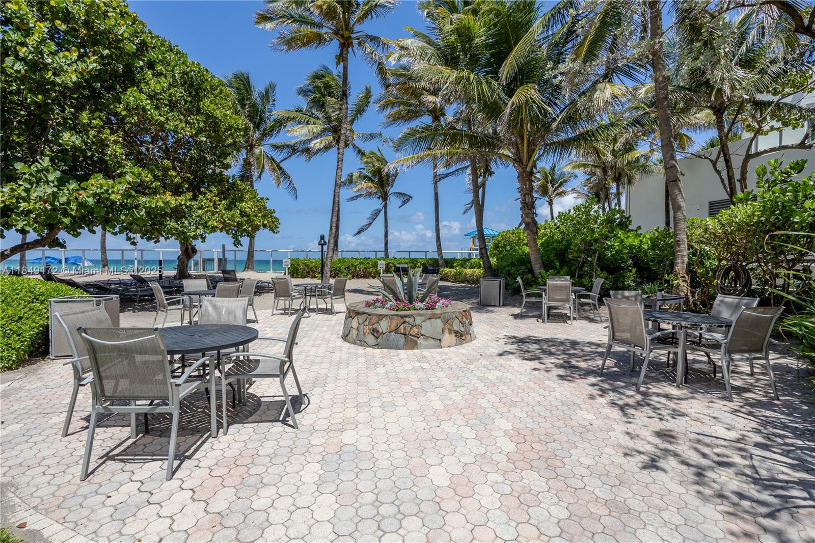 RESIDENCES ON HOLLYWOOD B - Residential Lease