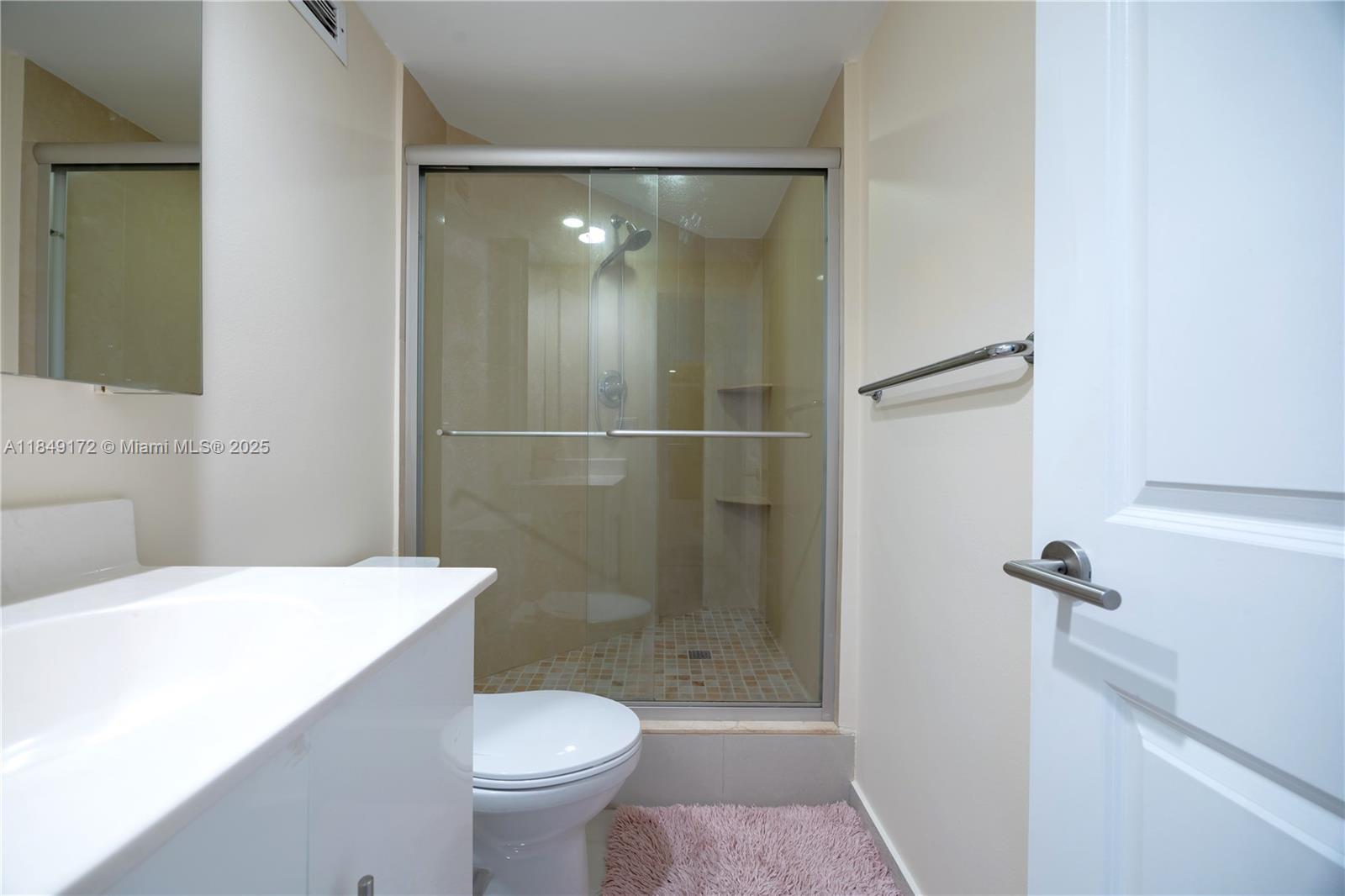 RESIDENCES ON HOLLYWOOD B - Residential Lease