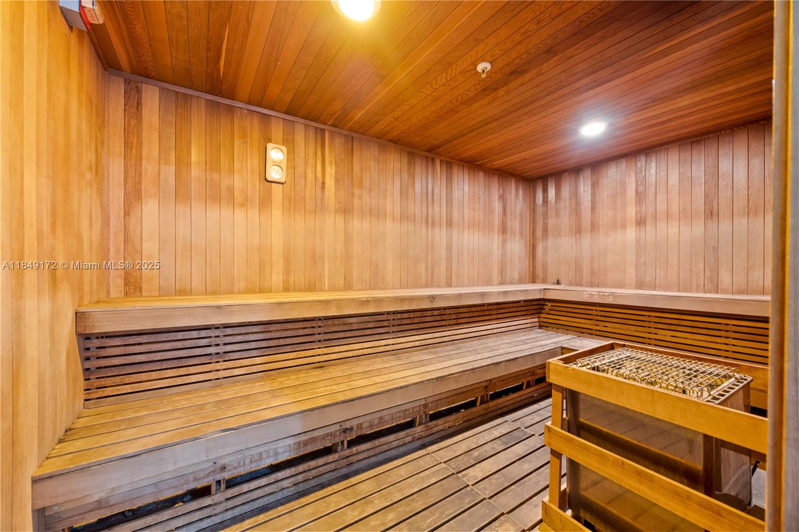 RESIDENCES ON HOLLYWOOD B - Residential Lease