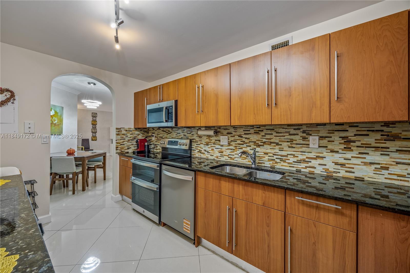 RESIDENCES ON HOLLYWOOD B - Residential Lease