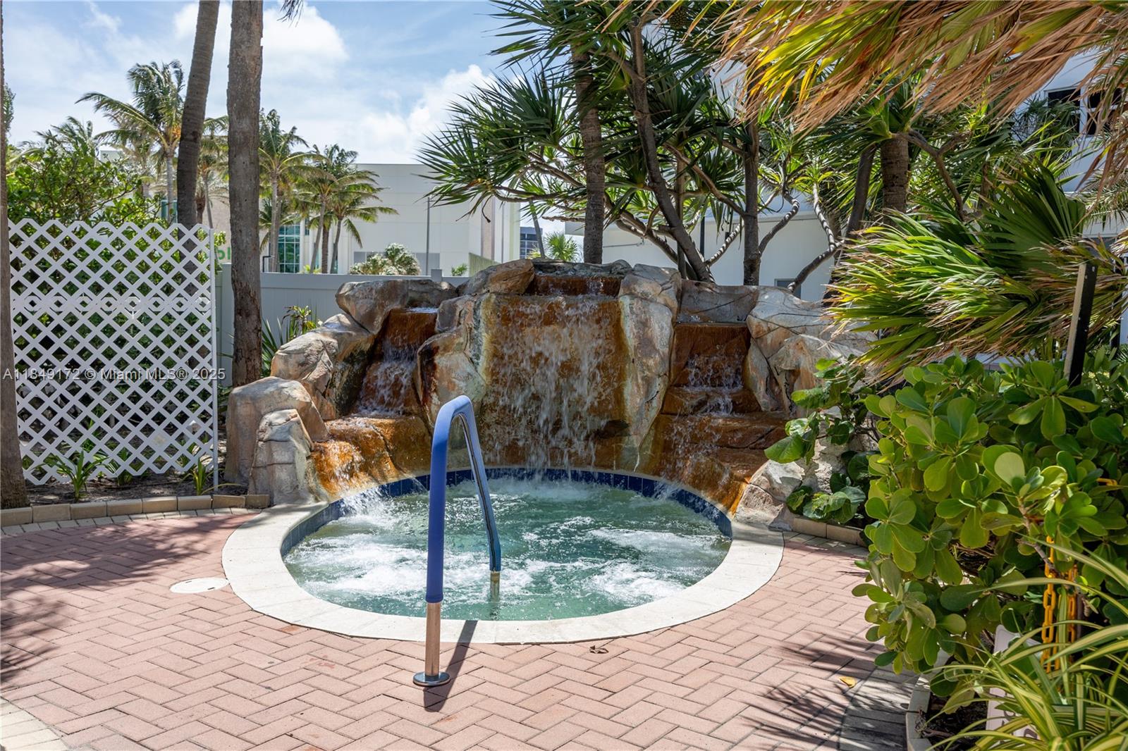 RESIDENCES ON HOLLYWOOD B - Residential Lease