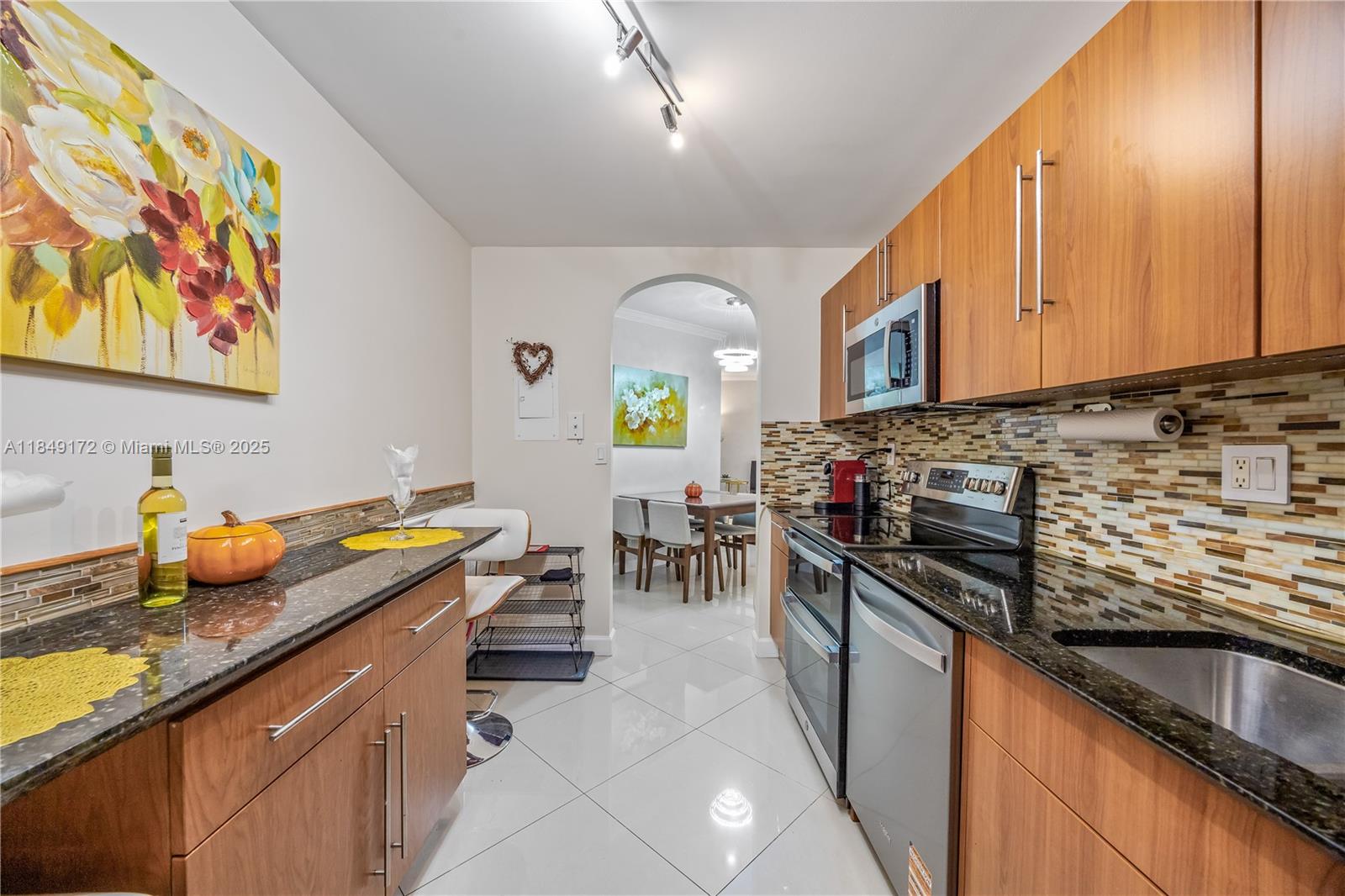 RESIDENCES ON HOLLYWOOD B - Residential Lease