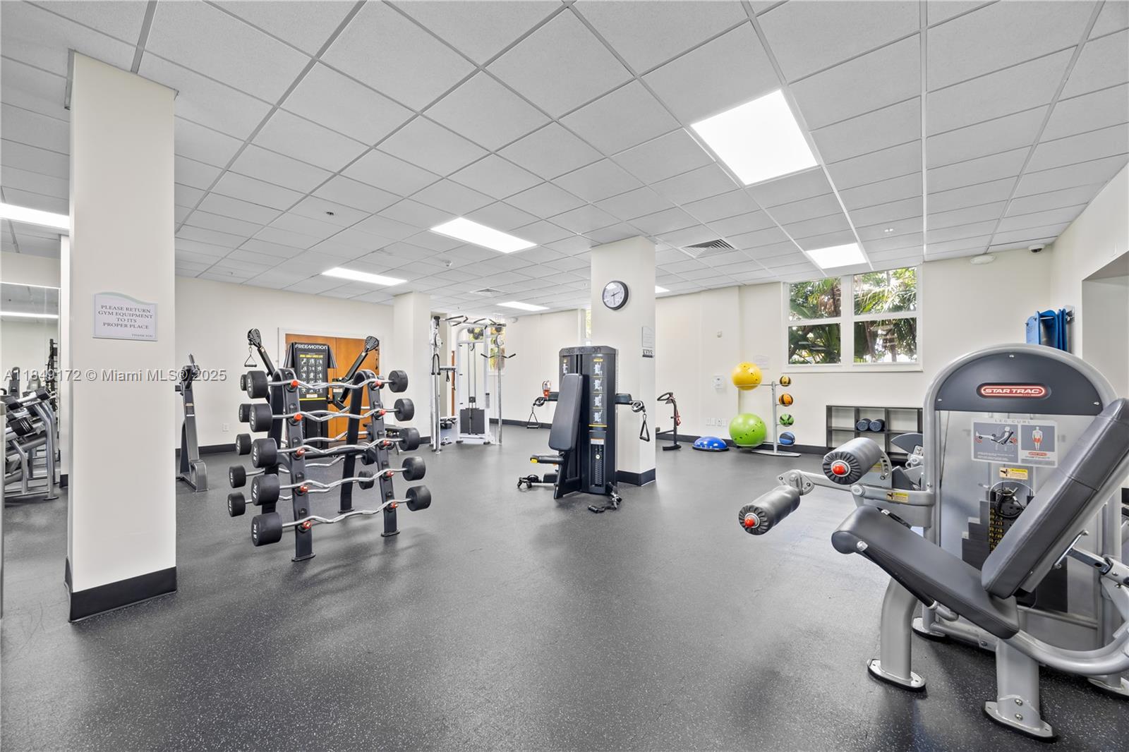 RESIDENCES ON HOLLYWOOD B - Residential Lease