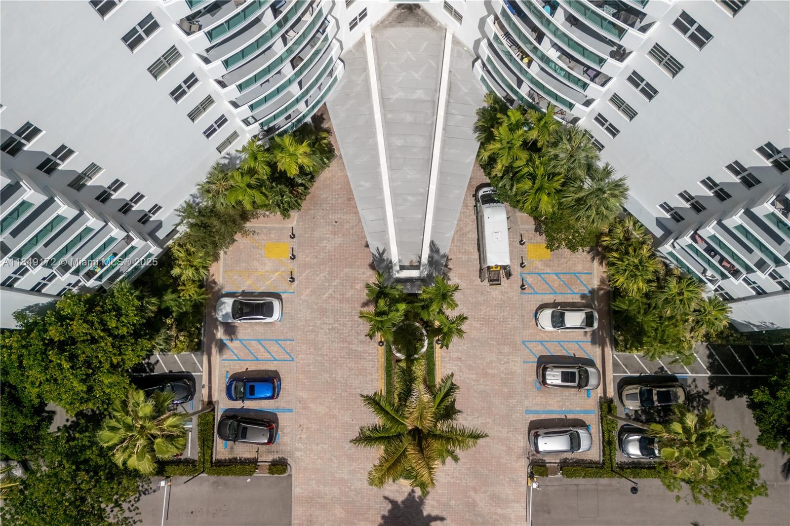 RESIDENCES ON HOLLYWOOD B - Residential Lease