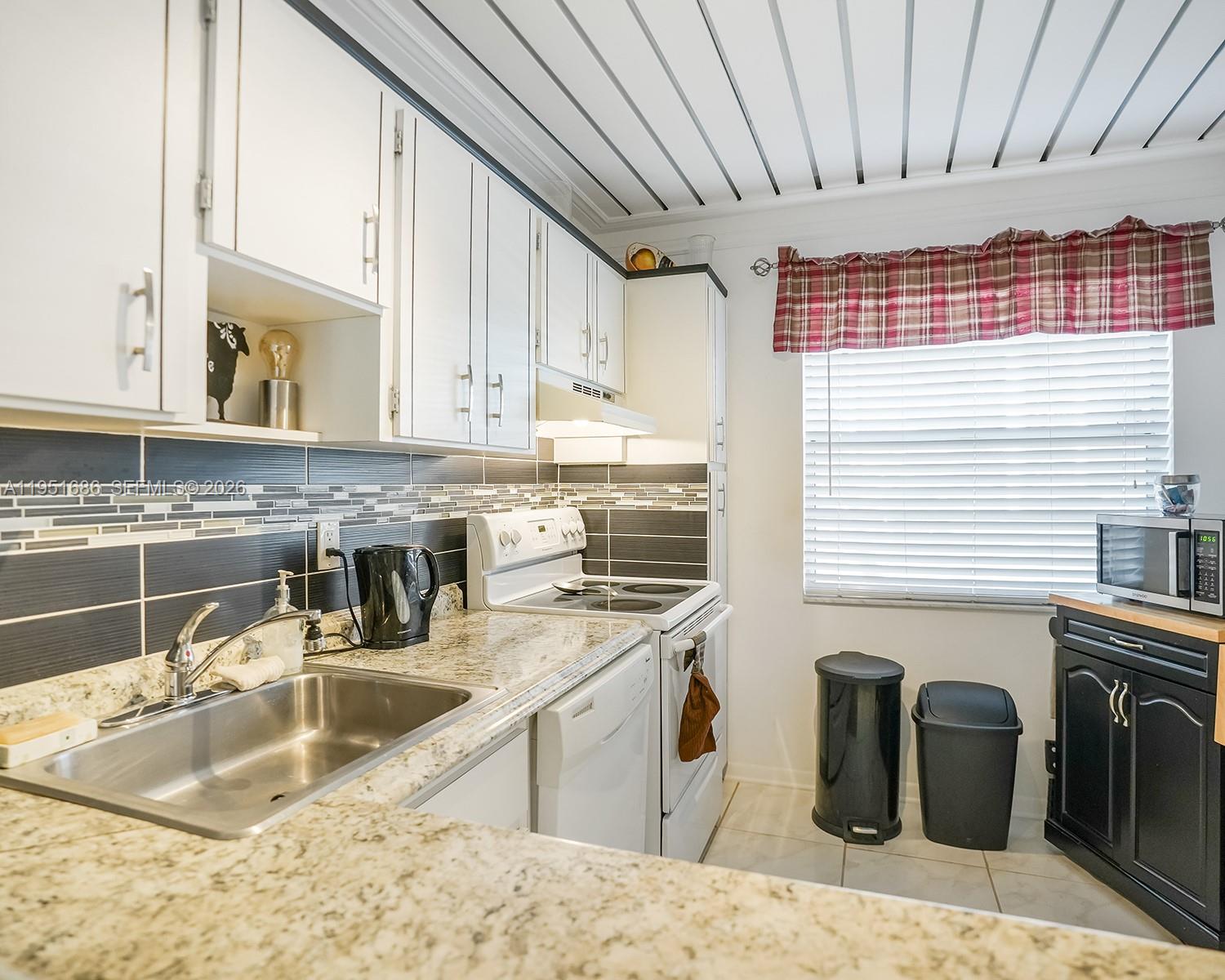 LAS VISTAS H IN INVERRARY - Residential