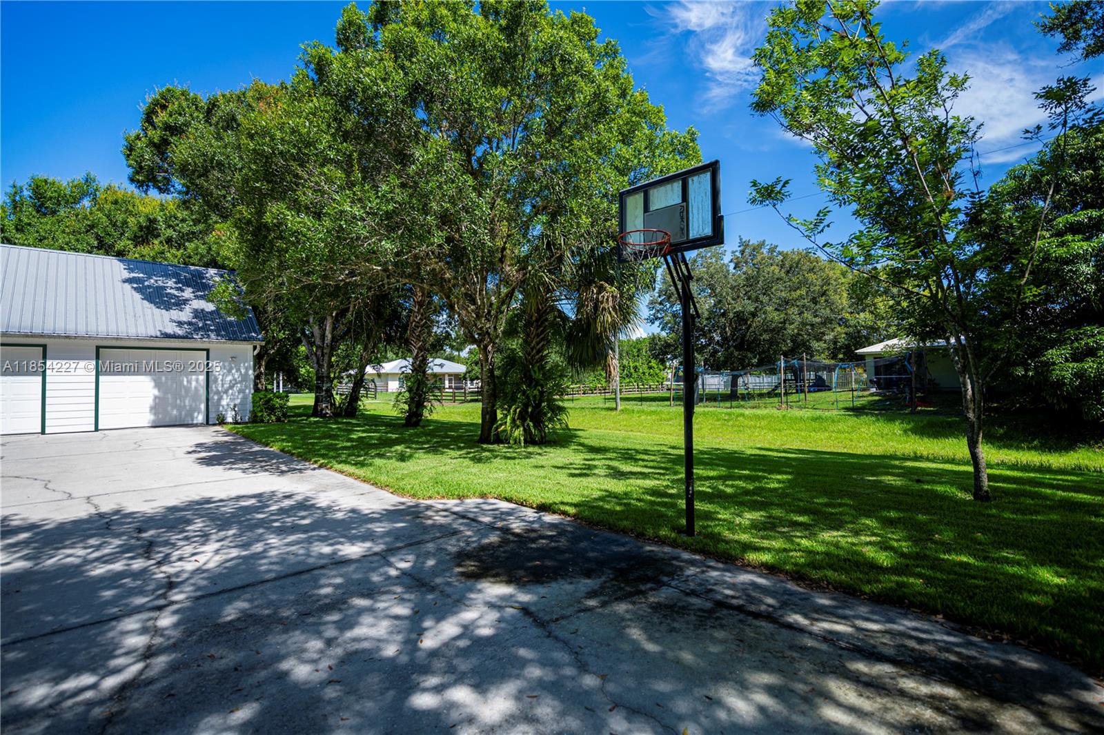 202 N Cypress Ave