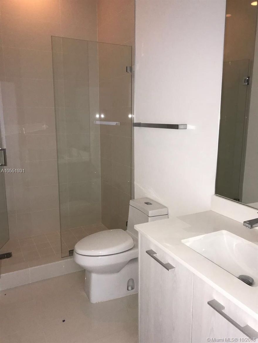 Amazing Unit with the View at Down Town in Floor 17 Bright and Modern 1/1 Unit Stainless, Appliances, Granite Counter Tops, Expansive Balcony, Washer/Dryer in the unit and much more Ungraded Amenitties, Pool, BBQ, Gym, Sauna, Spa in a Spectacular Building, Centrally located to parks, Shopping, Restaurants, Shools, Museums...at 5 min South Beach, 5 min MidTown or Brickell...Grant Oportunity