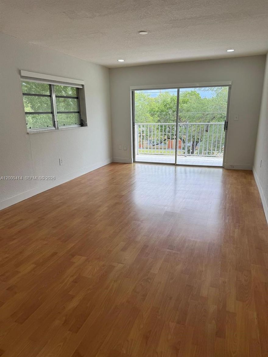 One of a kind corner unit located on a boutique style Biscayne Point condominium of north miami
one bedroom 1 bathroom at a very quiet area right next to biscyne park, new appliances, open and bright space. great location, Please text listing agent.