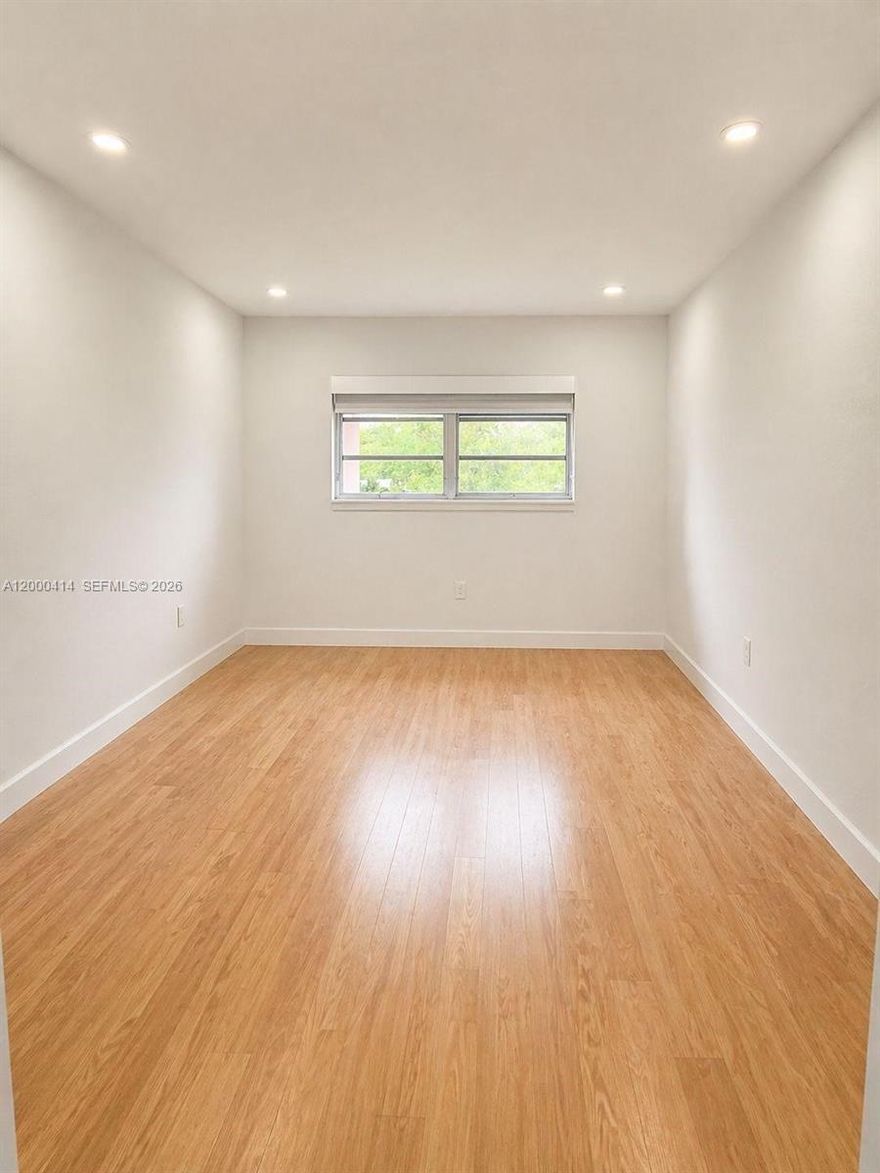 One of a kind corner unit located on a boutique style Biscayne Point condominium of north miami
one bedroom 1 bathroom at a very quiet area right next to biscyne park, new appliances, open and bright space. great location, Please text listing agent.