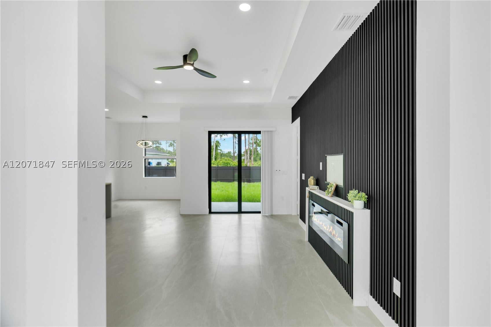 1047 Merry St