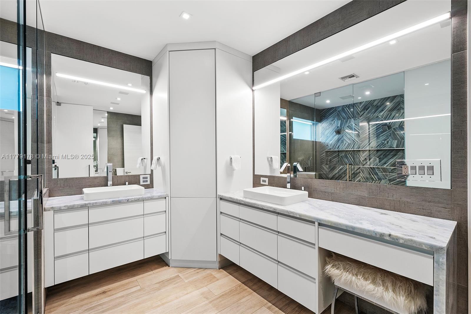 NAVARRO ISLE - Residential