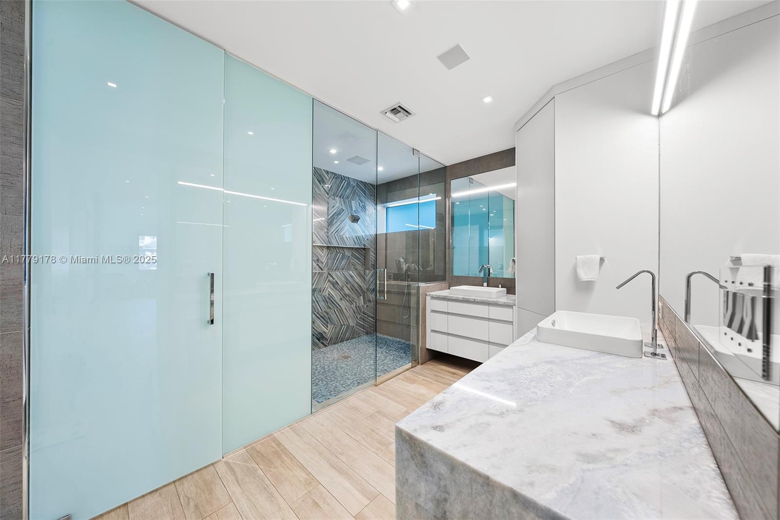 NAVARRO ISLE - Residential