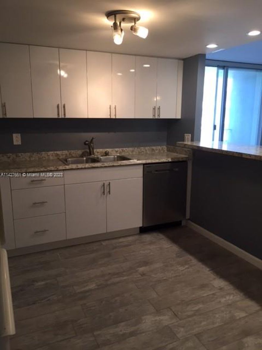 Lovely 1bed +plus+ den or second bedroom, approximately 1000 sq ft. Guard gated community with tennis courts, pool, jacuzzi. Close to parks, beach, shopping, Aventura, buses.