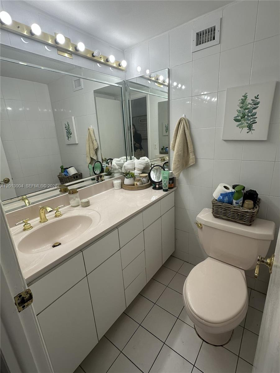 HARDING HALL CONDOMINIUM - Residential Lease
