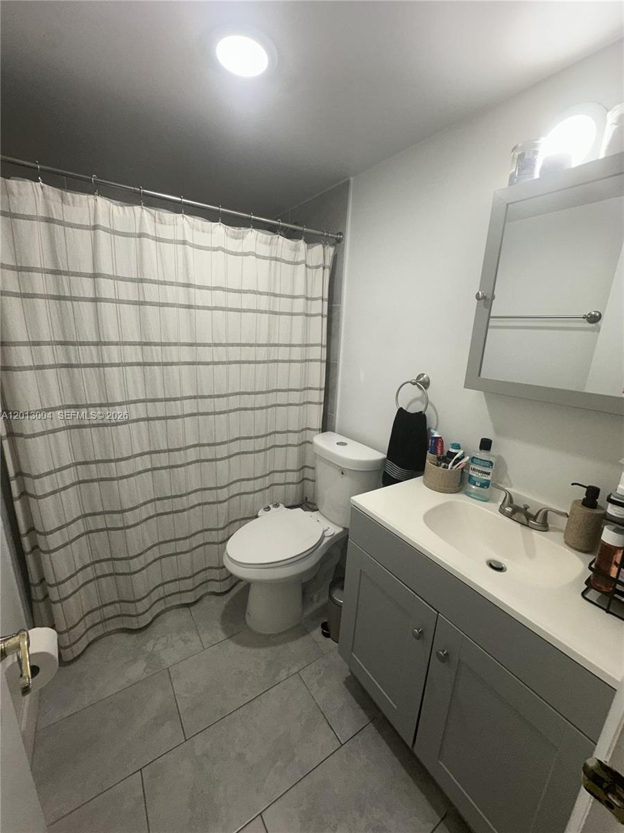 HARDING HALL CONDOMINIUM - Residential Lease