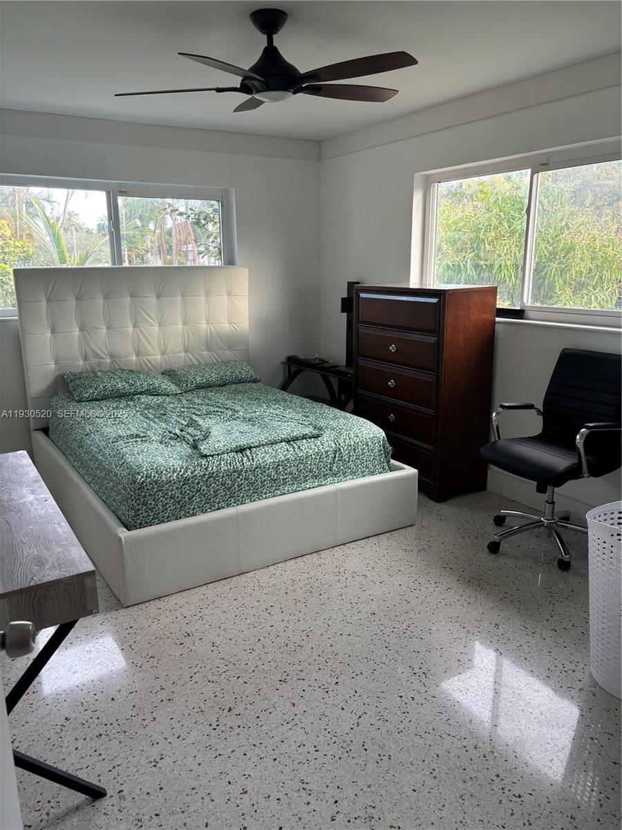 HOLLYWOOD LITTLE RANCHES - Residential