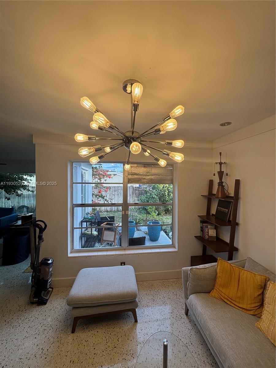 HOLLYWOOD LITTLE RANCHES - Residential