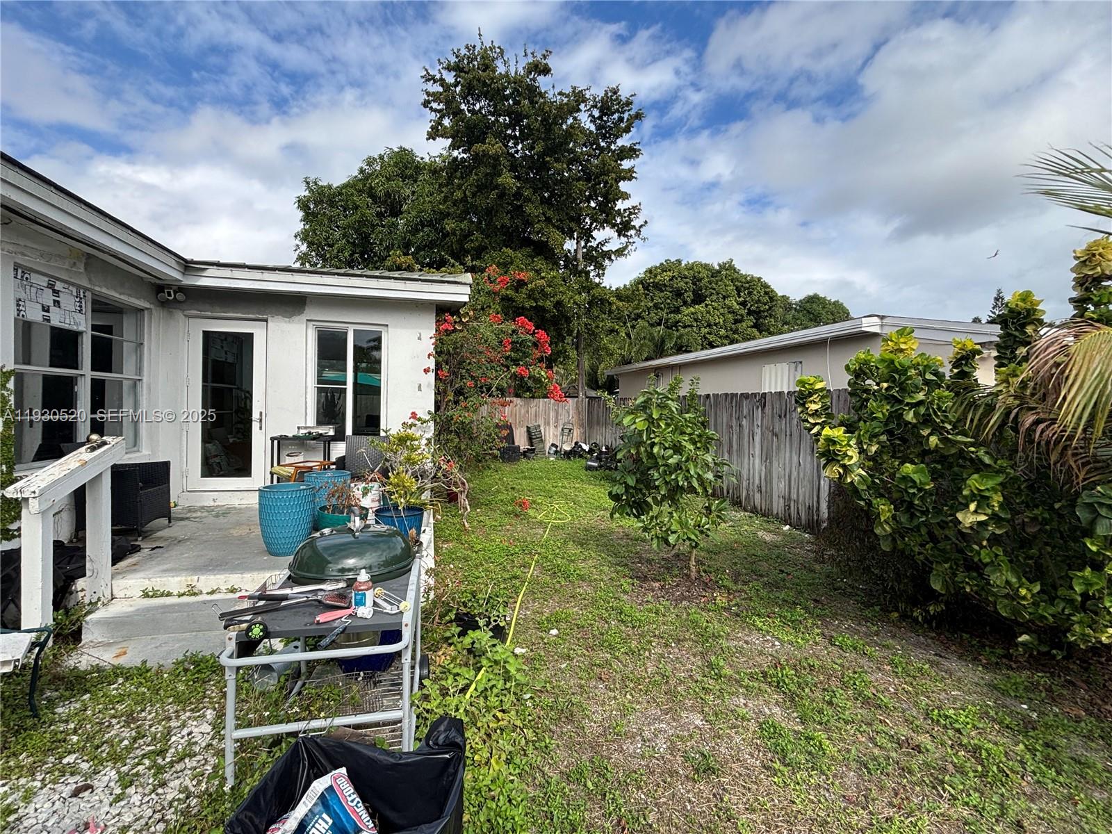 HOLLYWOOD LITTLE RANCHES - Residential