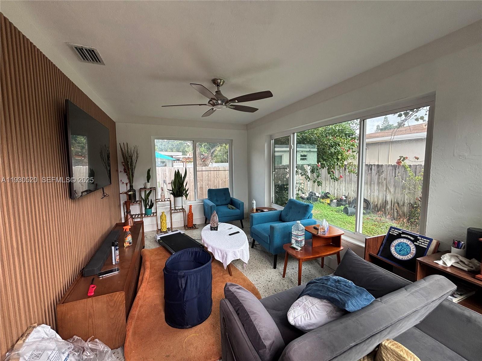 HOLLYWOOD LITTLE RANCHES - Residential