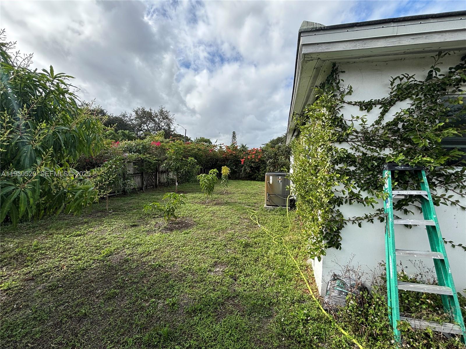 HOLLYWOOD LITTLE RANCHES - Residential