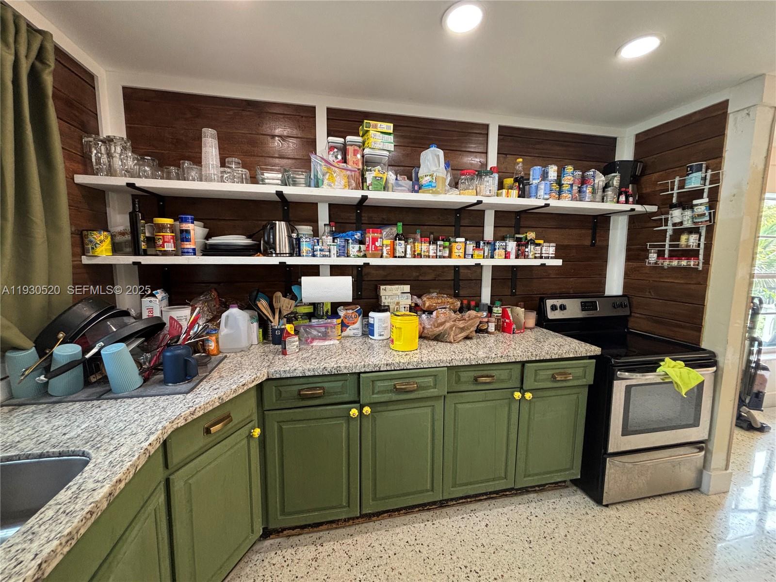 HOLLYWOOD LITTLE RANCHES - Residential