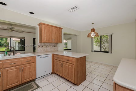 7905 CLOVERFIELD CIR — listing photo 10